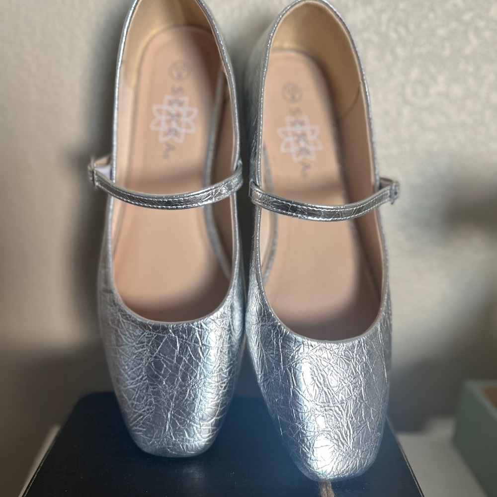 Serra Classic shimmering silver Mary Jane flats NWOT size 8 - Picture 2 of 8